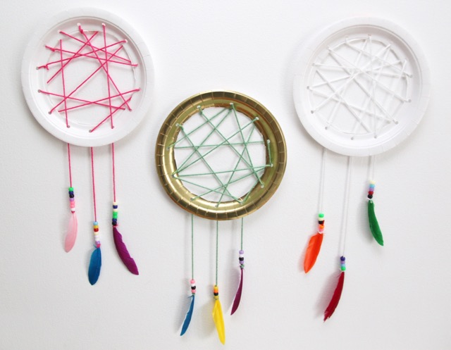 http://smashedpeasandcarrots.com/wp-content/uploads/2016/12/Easy-Paper-Plate-Dream-Catchers11.jpg