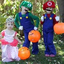 How to Make Mario and Luigi Costumes {Tutorial}