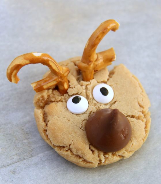 https://smashedpeasandcarrots.com/wp-content/uploads/2015/12/Hersheys-Kisses-Peanut-Butter-Reindeer-Cookies4.jpg
